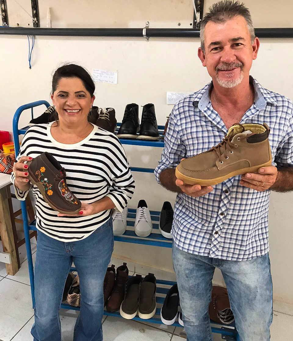 O casal Rosemeire Aparecida Porfírio Castelani e Ronildo Manoel Castelani, da VWA Boots, começou a vender pela Internet no Giga Varejo